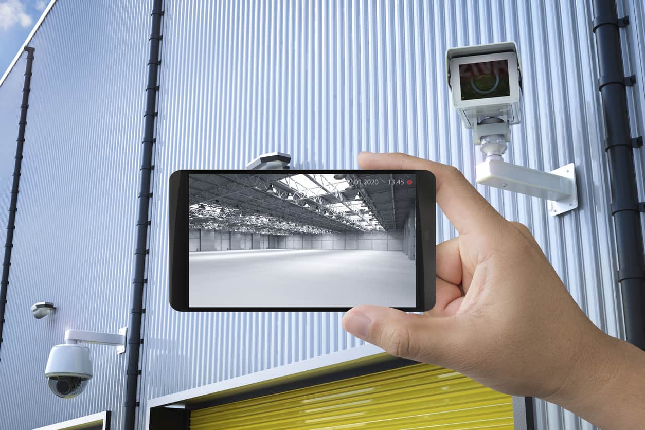 Videosorveglianza per aziende con installazione di telecamere esterne e interne controllabili da remoto